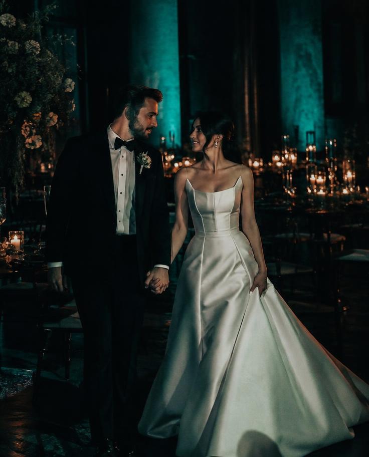 Pareja de novios celebrando su boda